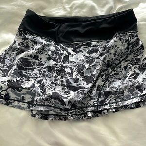 Lululemon euc skirt circuit breaker skirt 13”